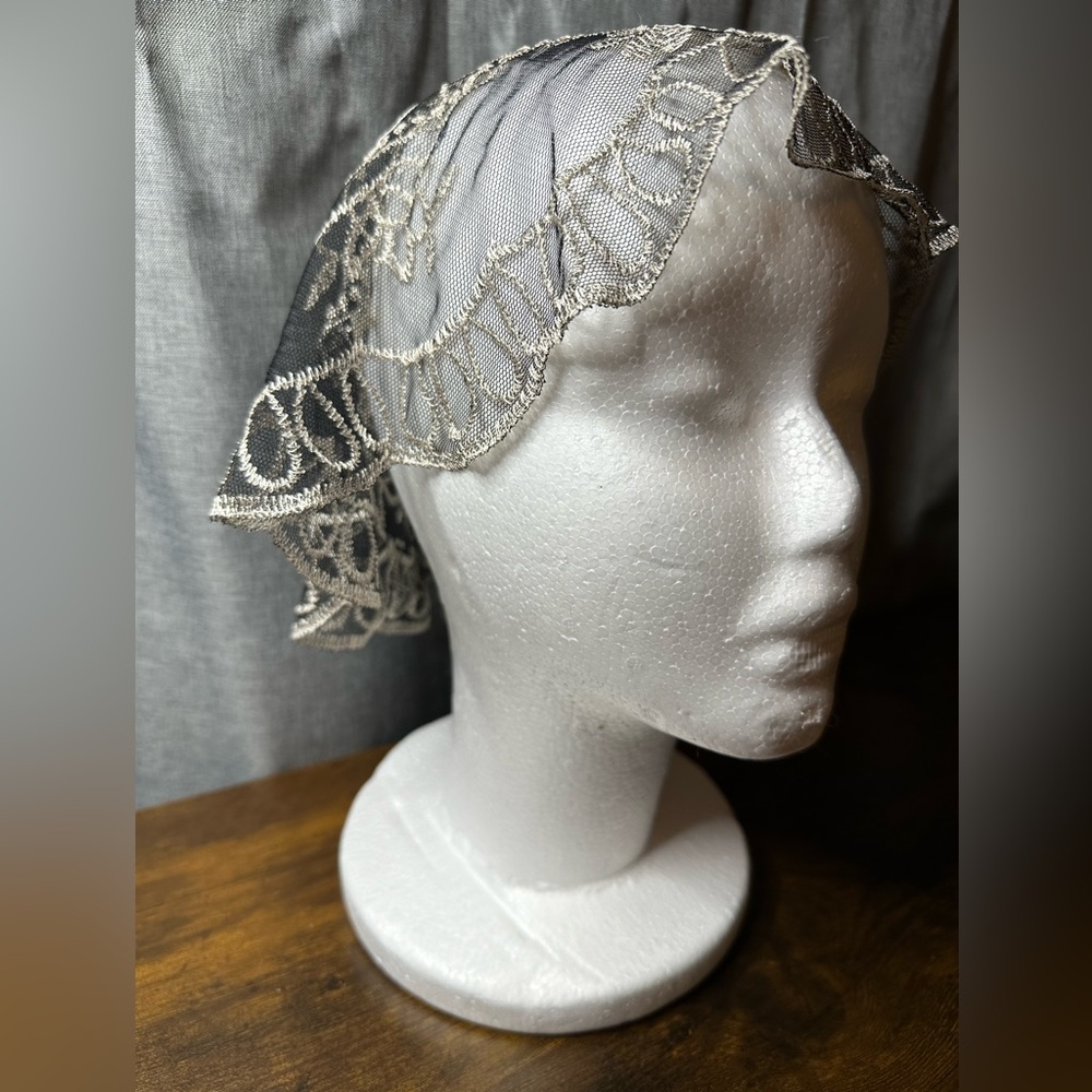 Round Chapel Veil Mantilla Head Covering - Picture 3 of 4